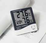 Digitalni sat s mjeračem temperature i vlage